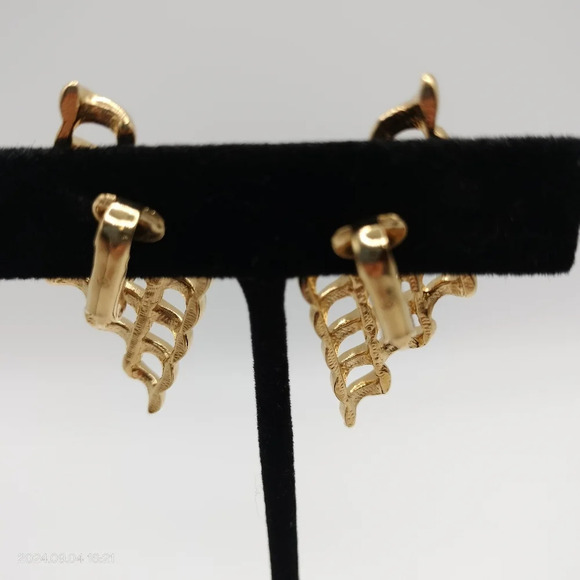 Vintage 80s Gold Tone Post Earrings  Clip On Shell Waffle Lattice Unbranded 1.75 - Picture 4 of 12